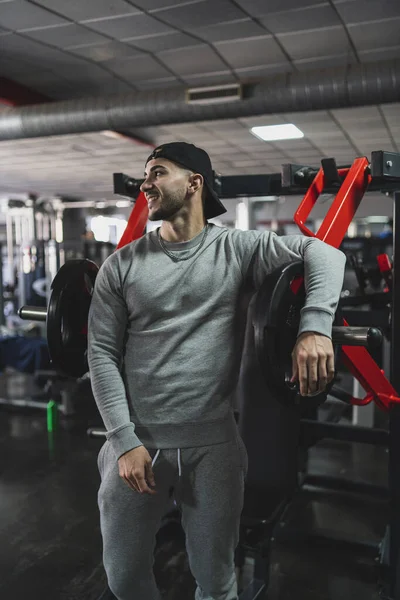 Beau Jeune Homme Vêtements Sport Posant Dans Salle Gym — Photo