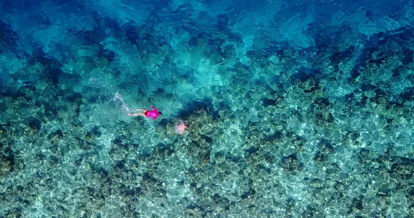 Vue Aérienne Beau Jeune Couple Dans Lagune Bleue — Photo