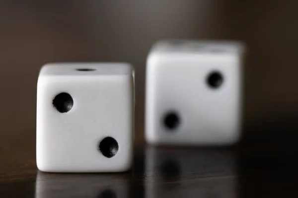 Dominowürfel Auf Weißem Hintergrund — Stockfoto