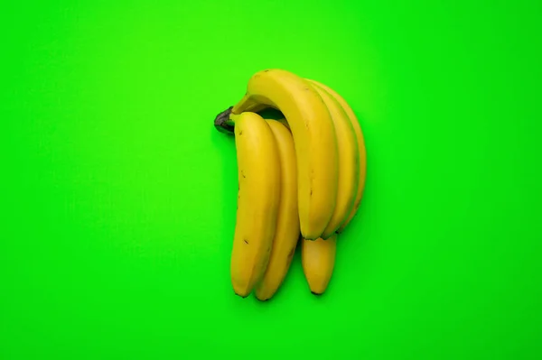 Bananas Maduras Frescas Fundo Verde — Fotografia de Stock