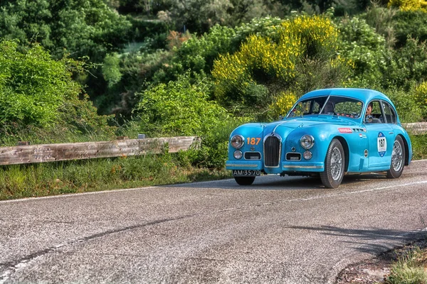 Belle Voiture Rétro Dans Rue — Photo