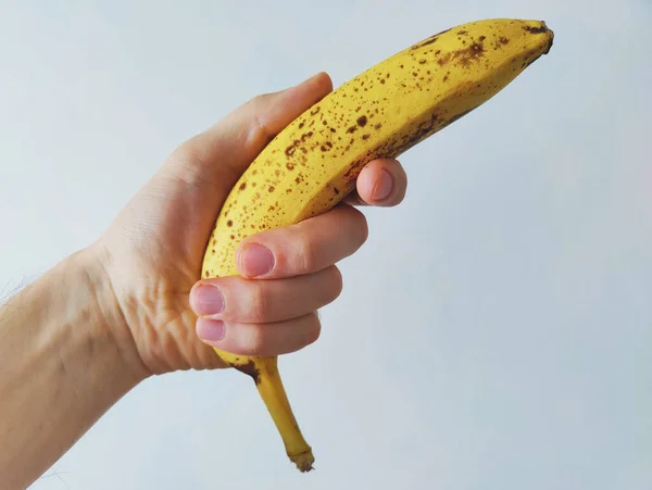Mano Sosteniendo Plátano Sobre Fondo Blanco — Foto de Stock