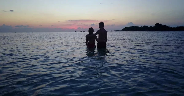 Silhouette Una Coppia Sulla Spiaggia — Foto Stock