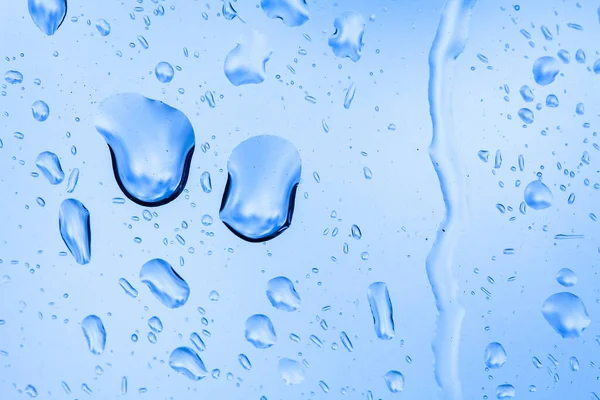 Vízcseppeket Üveg Kék Háttér — Stock Fotó