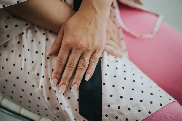 女性手拉手戴结婚戒指的剪影 — 图库照片