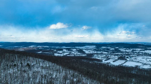 雪に覆われた木々の美しい冬の風景 — ストック写真