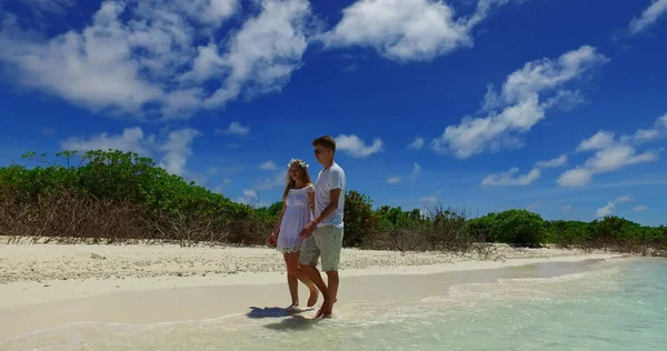 熱帯の島のビーチにいる若いカップルは — ストック写真