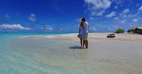 Romantic Couple Beautiful Beach Maldives — стоковое фото