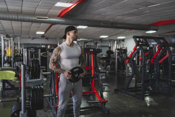 Beau Jeune Homme Vêtements Sport Posant Dans Salle Gym — Photo