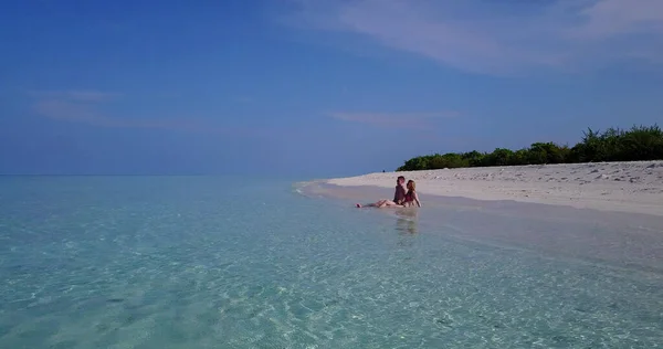 Güzel Genç Bir Çift Maldivler Sahilinde — Stok fotoğraf