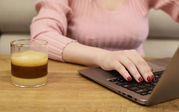 집에서 노트북을 사용하고 커피를 마시는 — 스톡 사진