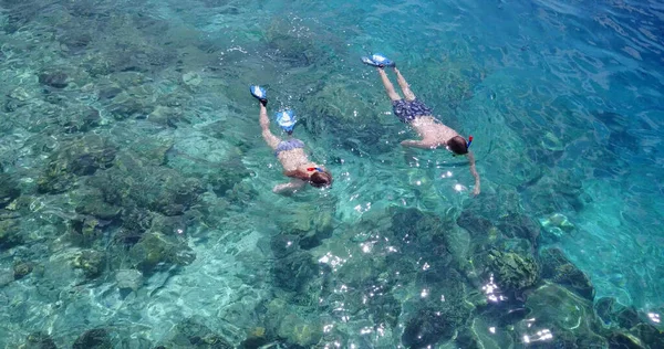 Ung Kvinna Snorkling Vattnet — Stockfoto