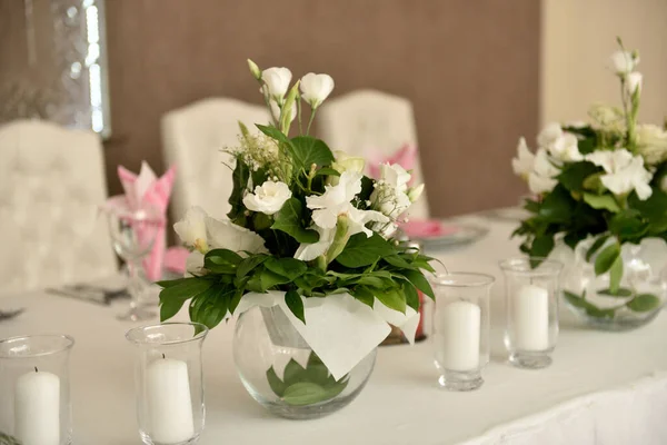 Gyönyörű Esküvői Asztal Beállítása Virágokkal — Stock Fotó