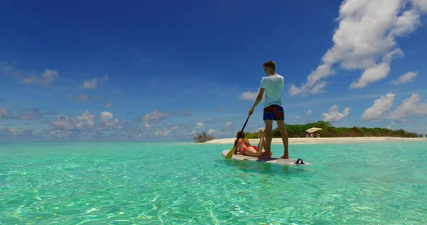 Hermosa Pareja Joven Playa Las Maldivas —  Fotos de Stock