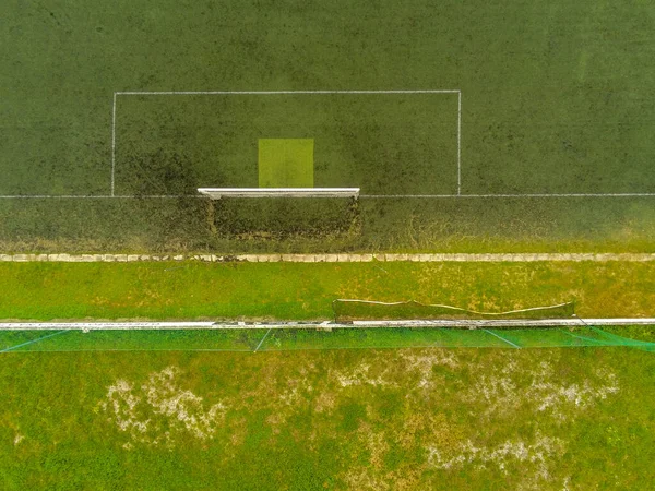 Campo Futebol Com Grama Verde Uma Bola Futebol — Fotografia de Stock