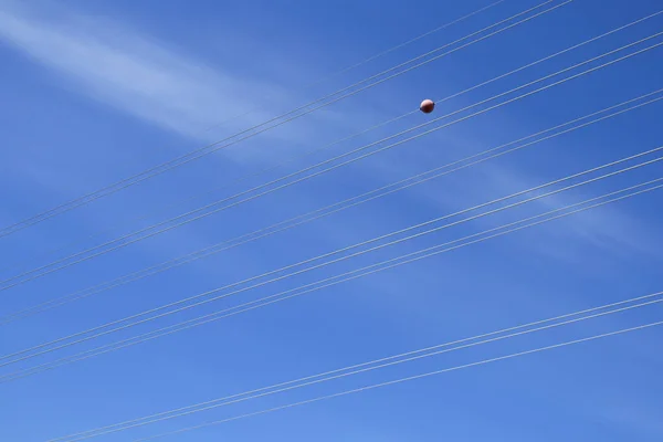 Hoogspanningstoren Elektriciteitstransmissie Hoogspanningsleidingen Blauwe Lucht Wolken Achtergrond — Stockfoto