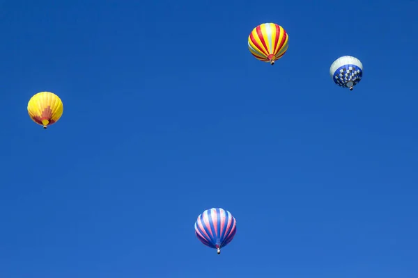 Színes Hőlégballon Repül Kék Felett — Stock Fotó