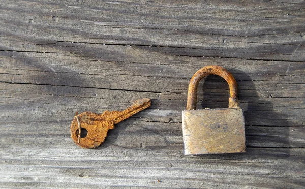 木制背景上的旧生锈的挂锁 — 图库照片