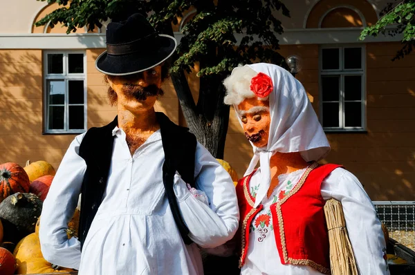 Halloween Par Kostymer Karneval Kostym Man Och Kvinna Hålla Skalle — Stockfoto