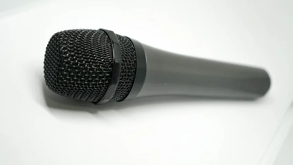 Mikrofon Auf Weißem Hintergrund — Stockfoto
