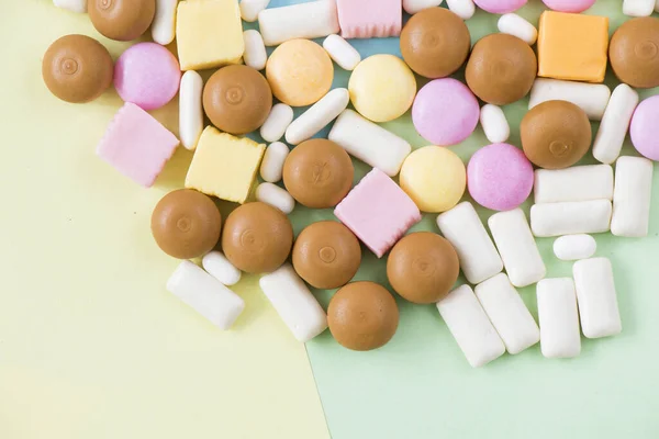 Stos Kolorowych Smacznych Słodyczy Stole — Zdjęcie stockowe