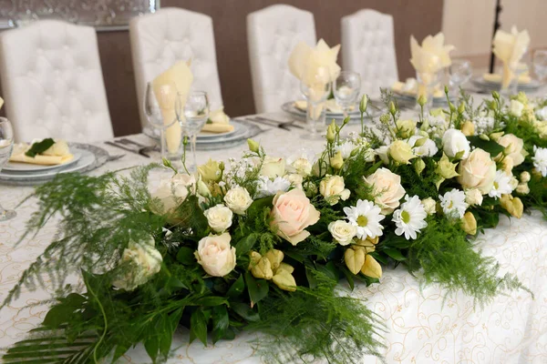 Esküvői Asztal Készlet Virágokkal Háttérben — Stock Fotó