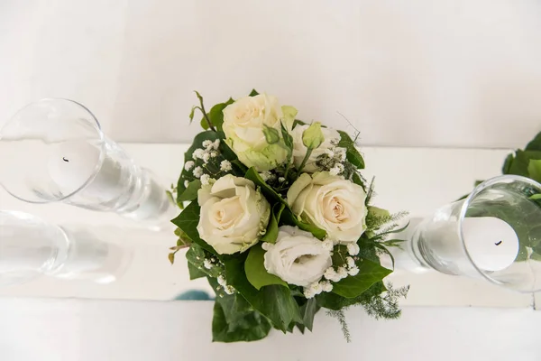 Schöner Hochzeitsstrauß Auf Weißem Holzhintergrund — Stockfoto