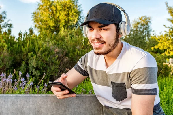 Joven Con Auriculares Escuchando Música Calle —  Fotos de Stock