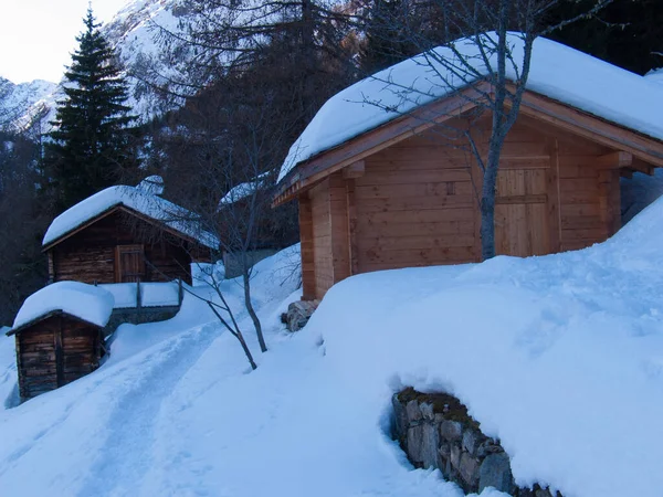 雪の中の木造住宅 — ストック写真