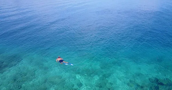 Jovem Mulher Snorkeling Mar Azul — Fotografia de Stock