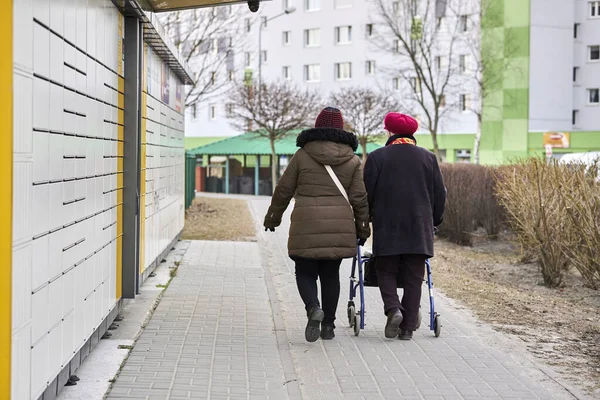 Пожилые Женщины Гуляющие Городу — стоковое фото