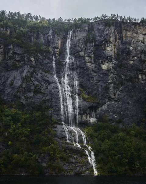 Bela Cachoeira Nas Montanhas — Fotografia de Stock
