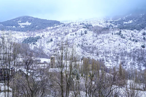 冰雪覆盖的冬季景观 — 图库照片