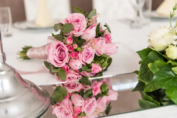 Gyönyörű Esküvői Csokor Rózsákkal Virágokkal — Stock Fotó