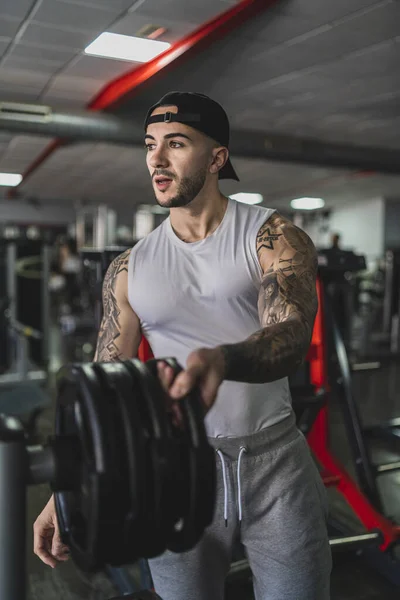 Beau Jeune Homme Vêtements Sport Posant Dans Salle Gym — Photo