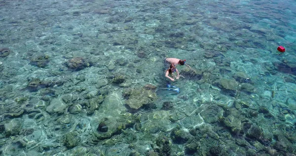 Kumsalda Beyaz Bikinili Genç Bir Kadın — Stok fotoğraf