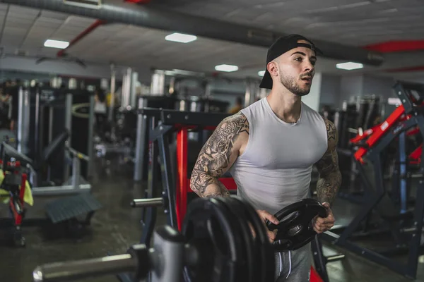 Beau Jeune Homme Vêtements Sport Posant Dans Salle Gym — Photo