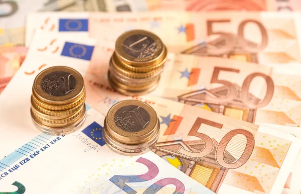 Eurobankovky Euromince Bílém Pozadí — Stock fotografie