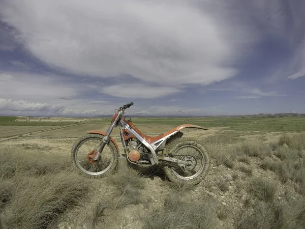 Uma Vista Uma Motocicleta Campo — Fotografia de Stock