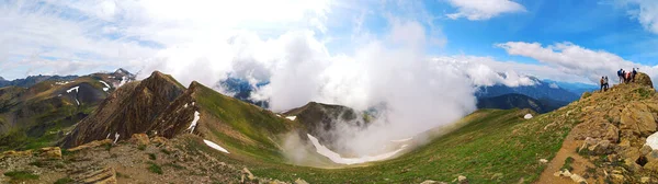 Hermoso Paisaje Con Montañas Nubes — Foto de Stock