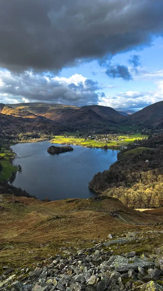 Beau Paysage Lac Dans Les Montagnes — Photo