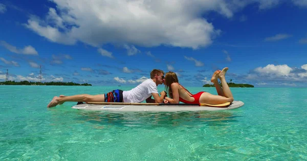 Coppia Sulla Spiaggia Alle Maldive — Foto Stock