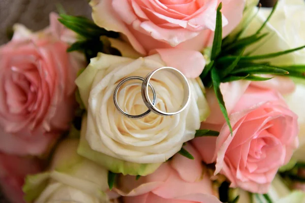 Trauringe Und Blumen Auf Hintergrund Nahaufnahme — Stockfoto