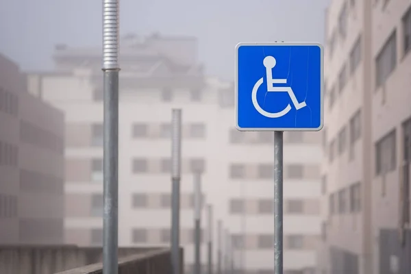 Osoba Niepełnosprawna Przejeżdżająca Przez Znak Drogowy — Zdjęcie stockowe