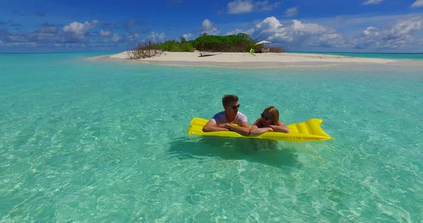 Hermosa Pareja Playa Tropical —  Fotos de Stock