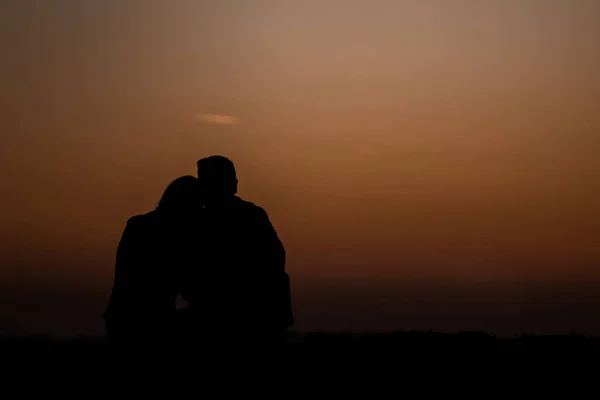 Silhouette Eines Paares Auf Dem Hintergrund Des Sonnenuntergangs — Stockfoto