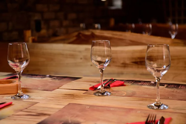 Configuração Mesa Com Vinho Tinto Copos Fundo Madeira — Fotografia de Stock