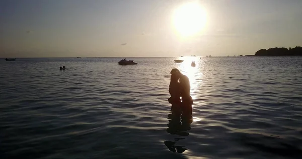 Homem Está Andando Praia — Fotografia de Stock