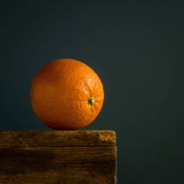 Naranja Fresca Sobre Fondo Negro — Foto de Stock