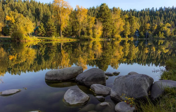 Podzimní Krajina Jezerem Lesem Pozadí Přírody — Stock fotografie